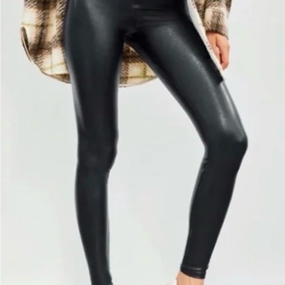 Aritzia- Daria Pant
High-waisted Vegan Leather leggings